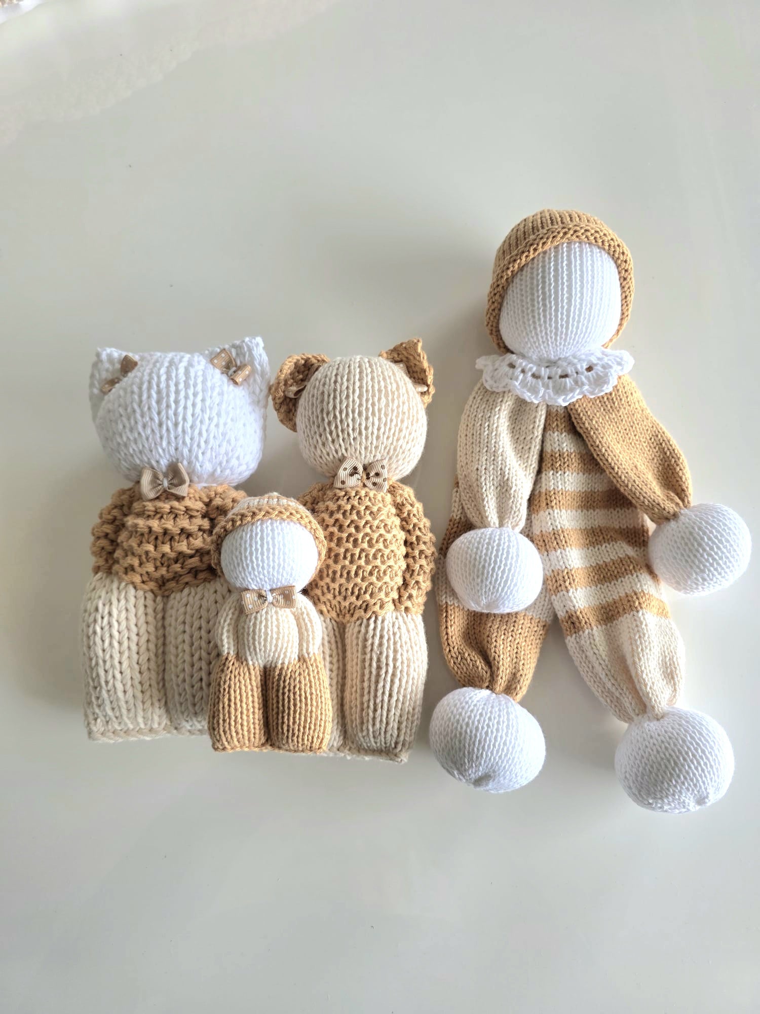 4 doudous peluches + coussin beige