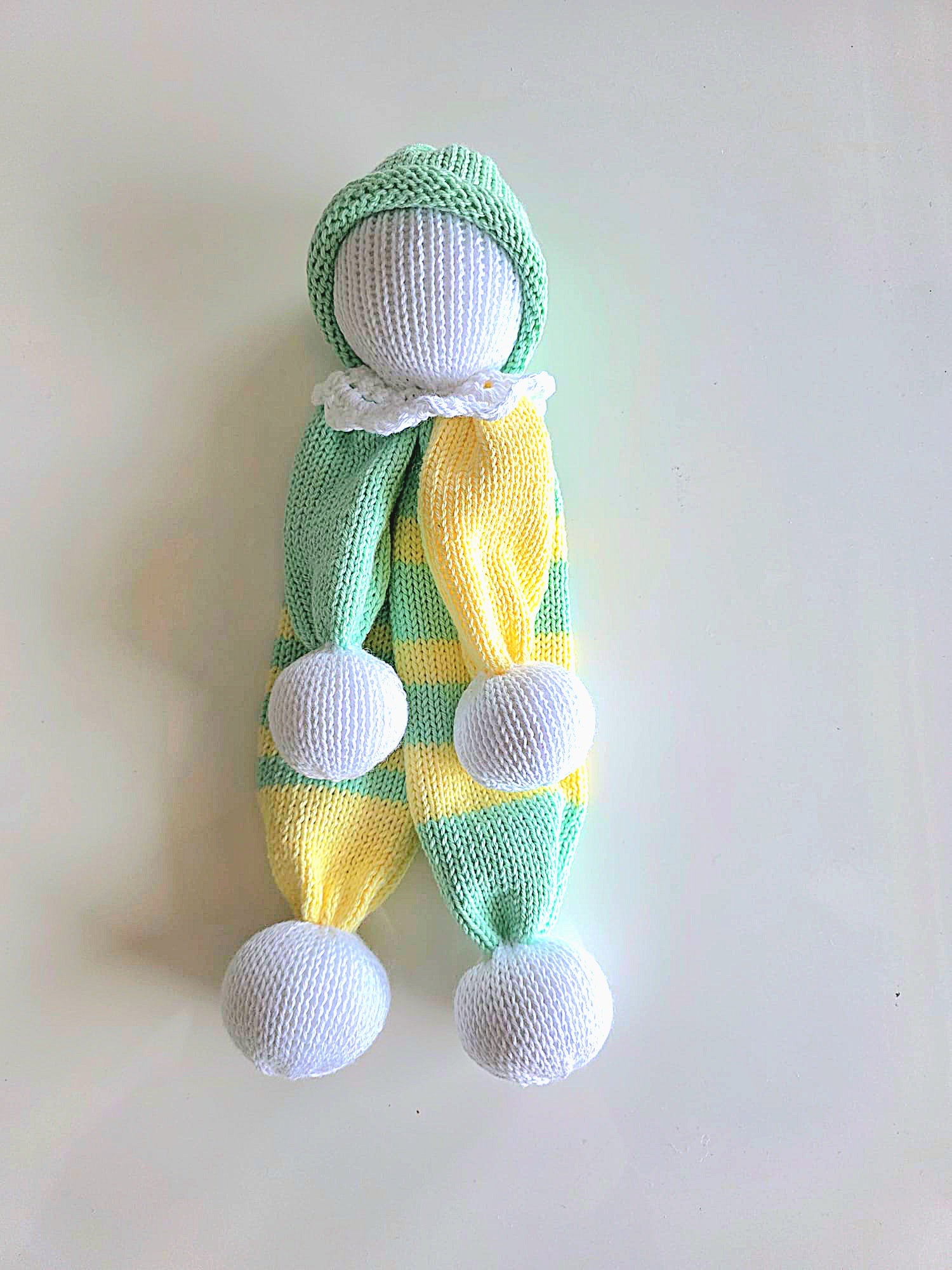 Lot 4 doudous peluches tricotées main + coussin vert et jaune