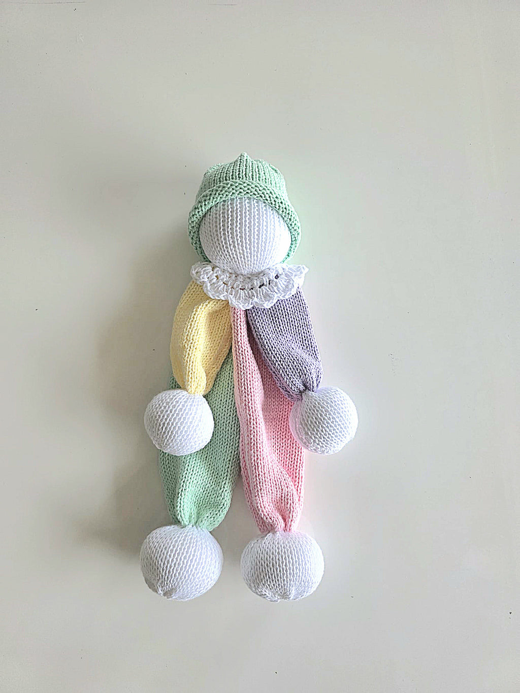 Lot de 4 doudous peluches tricotées + coussin patchwork
