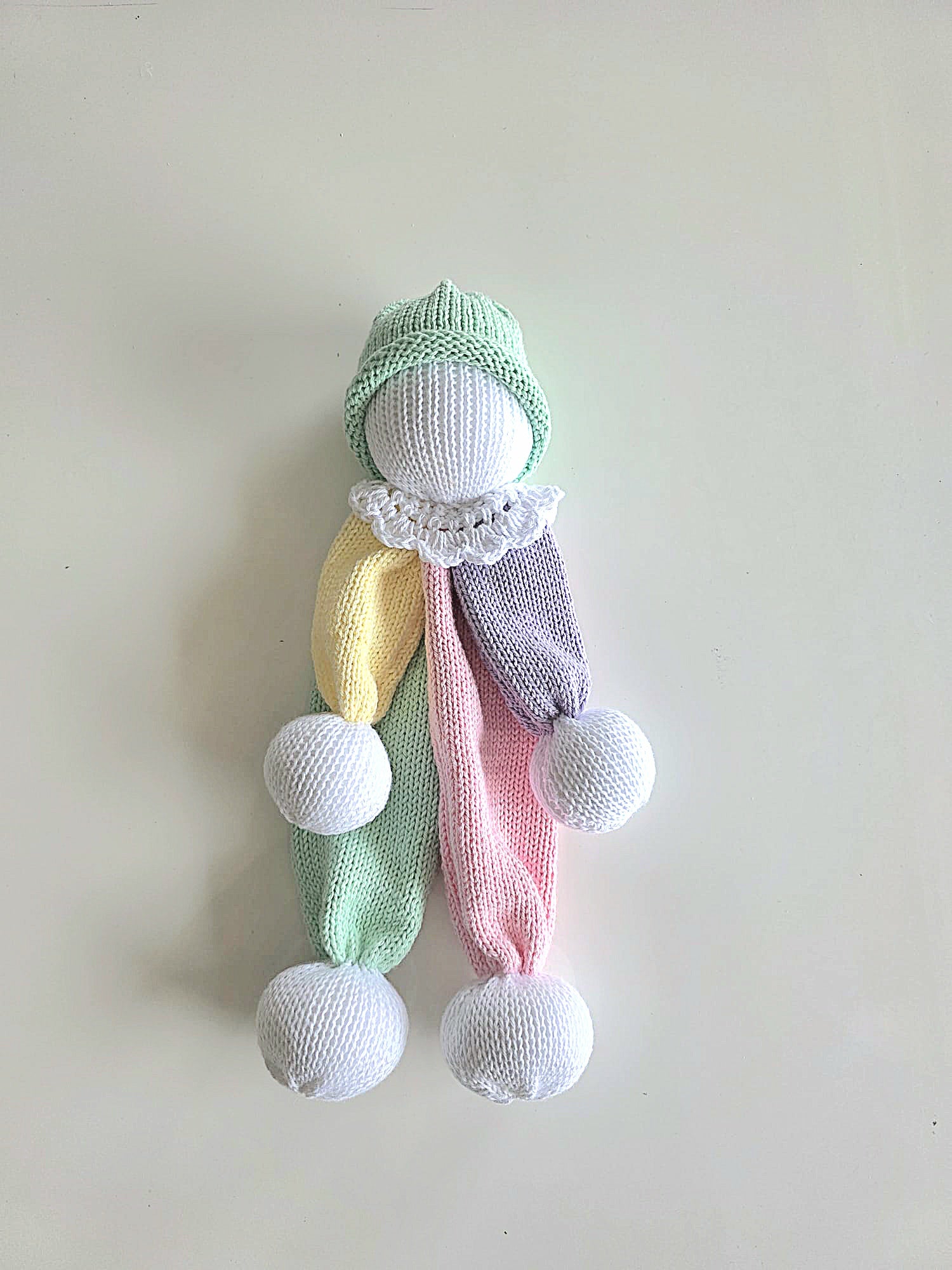 Lot de 4 doudous peluches tricotées + coussin patchwork