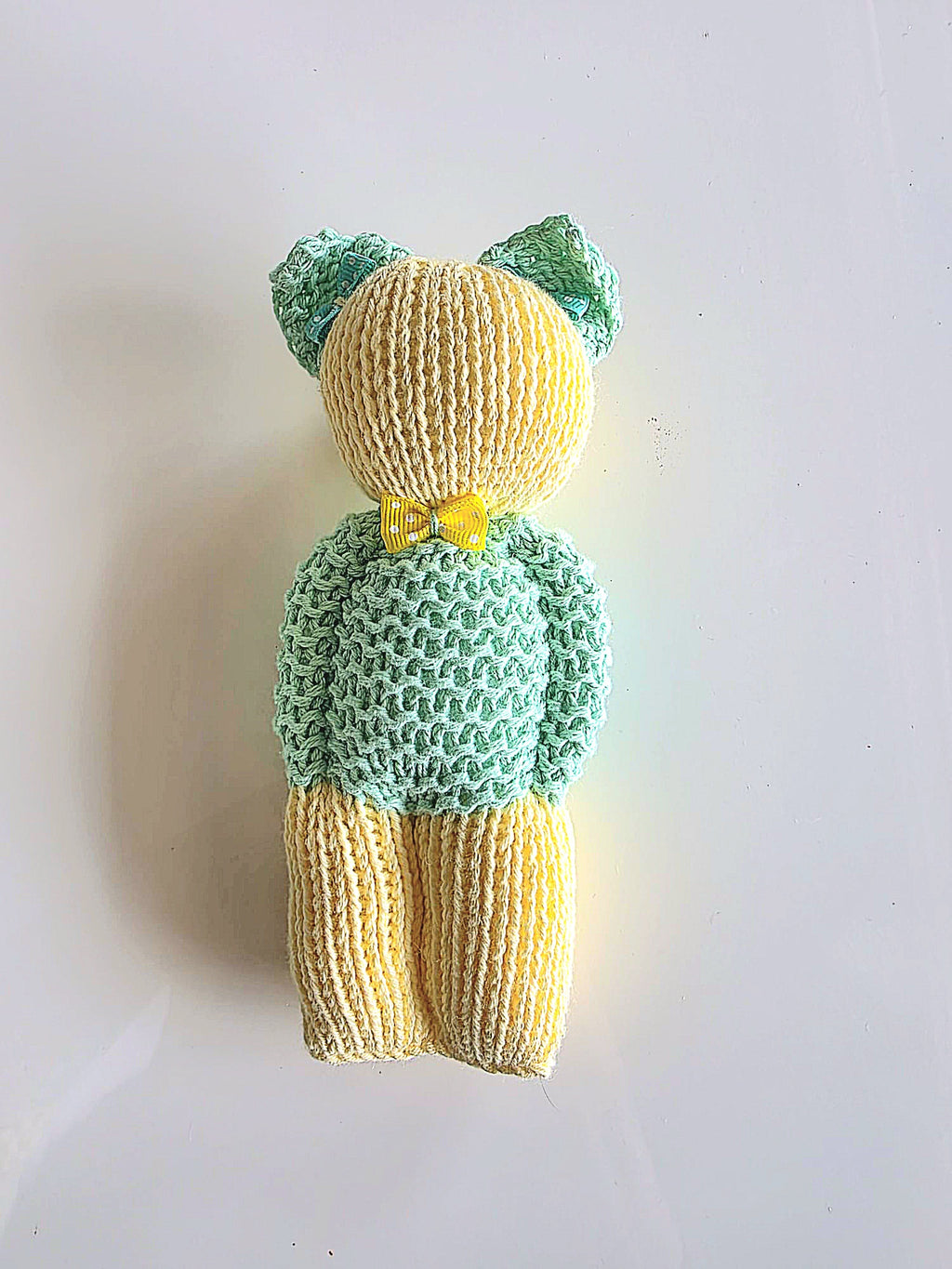 Lot 4 doudous peluches tricotées main + coussin vert et jaune