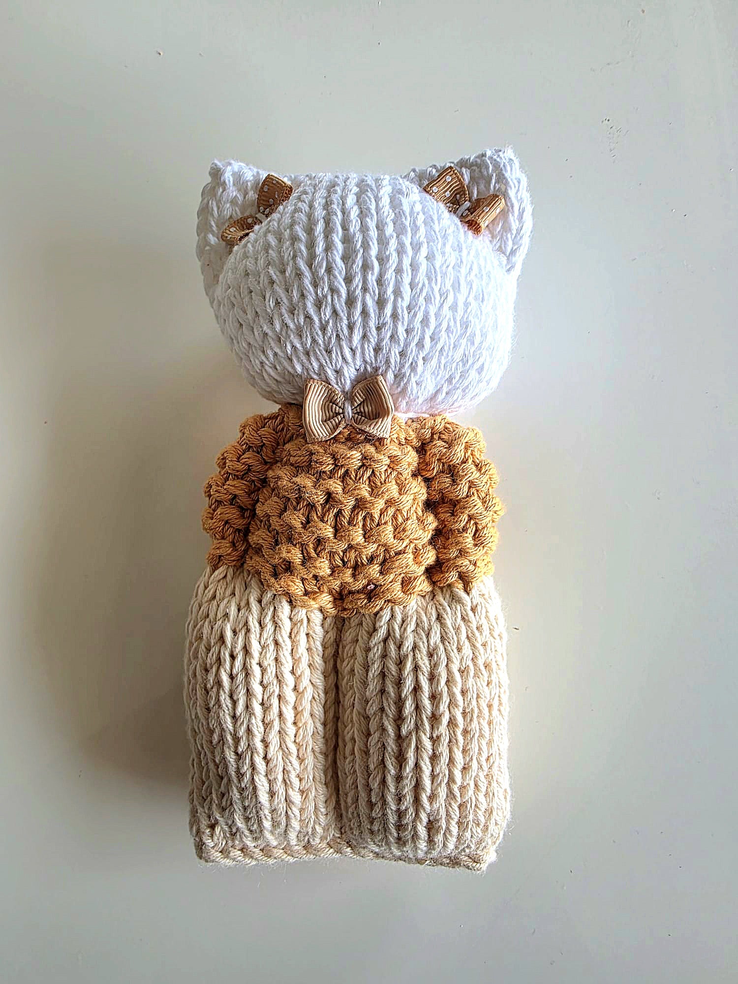 4 doudous peluches + coussin beige