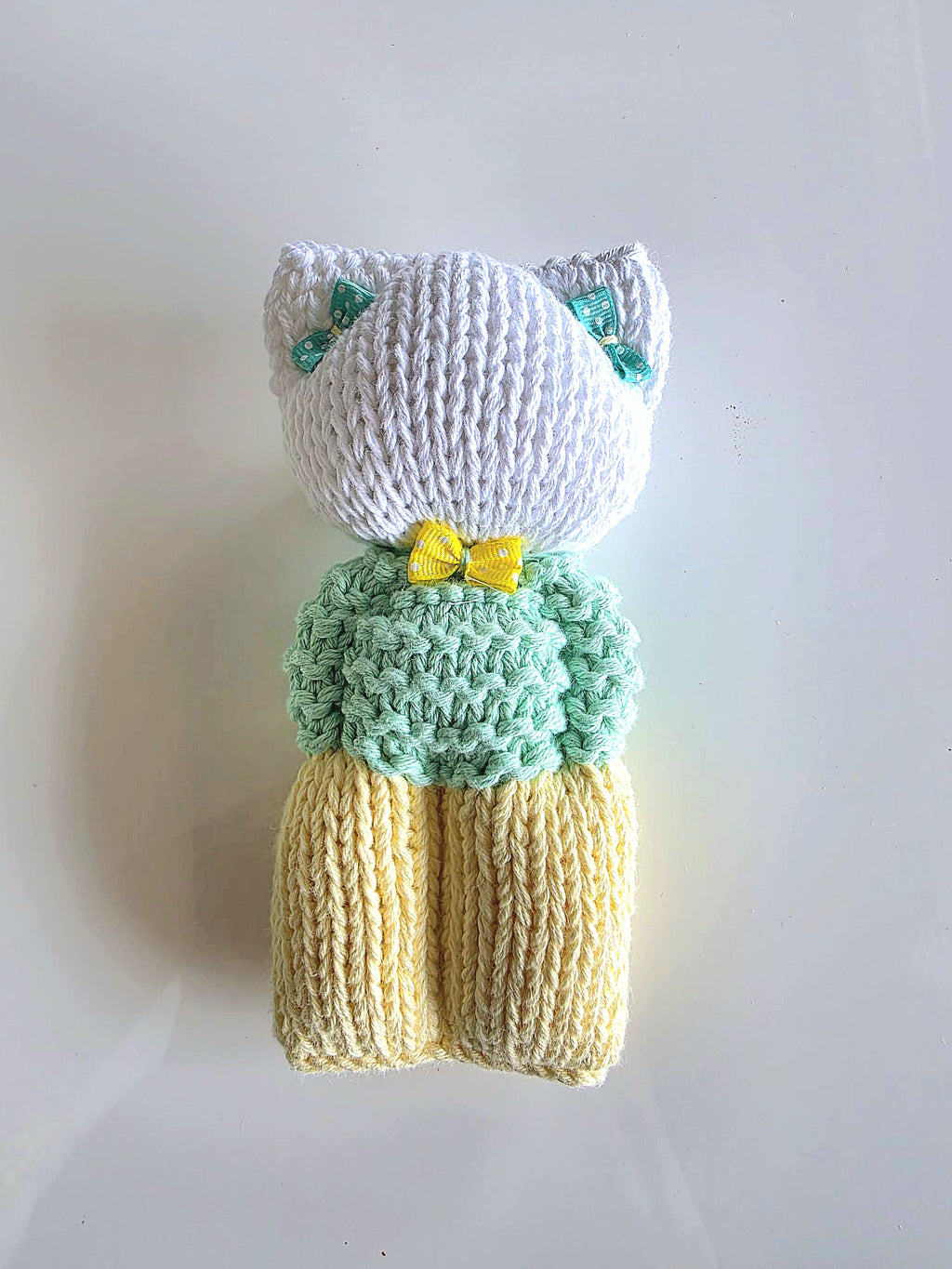 Lot 4 doudous peluches tricotées main + coussin vert et jaune