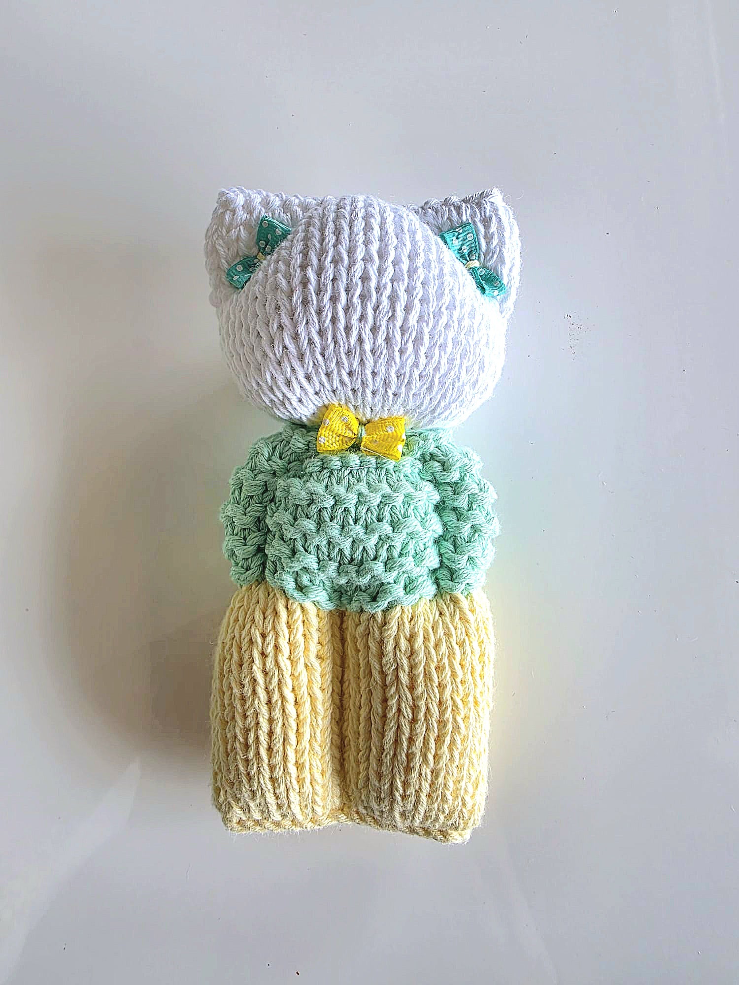 Lot 4 doudous peluches tricotées main + coussin vert et jaune