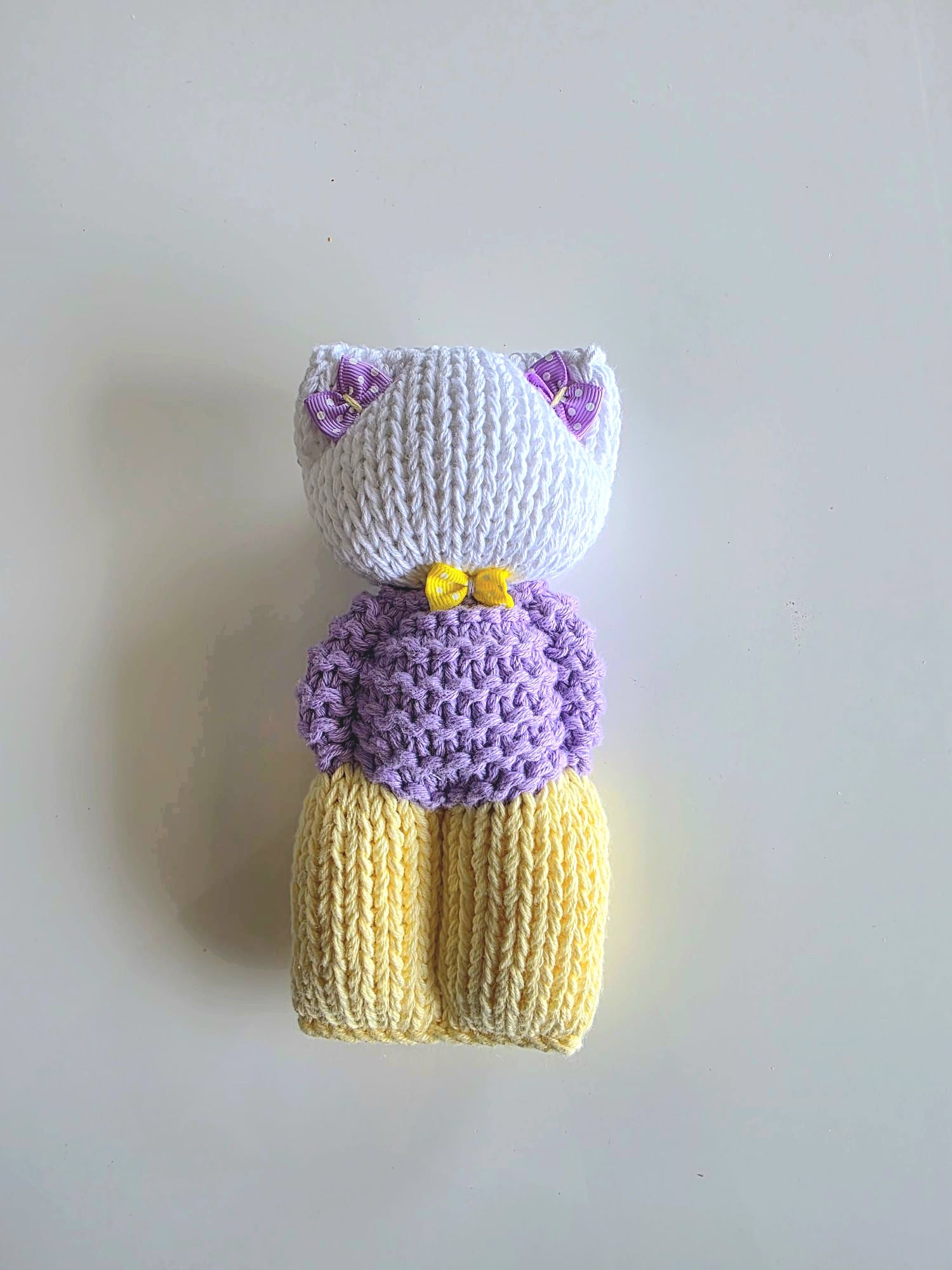 Lot de 4 doudous peluches tricotées + coussin patchwork