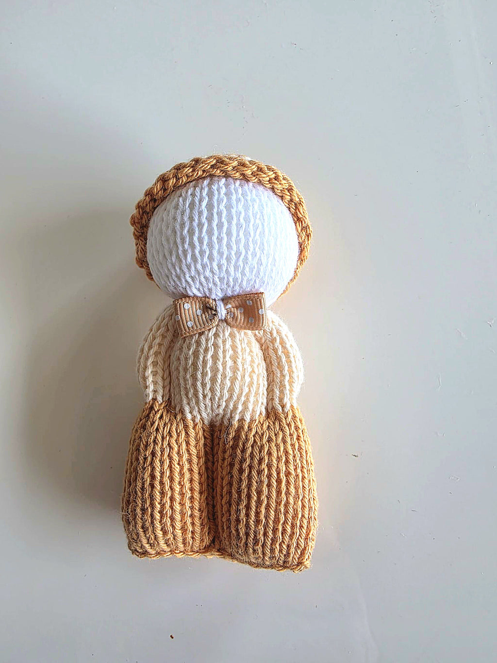 4 doudous peluches + coussin beige