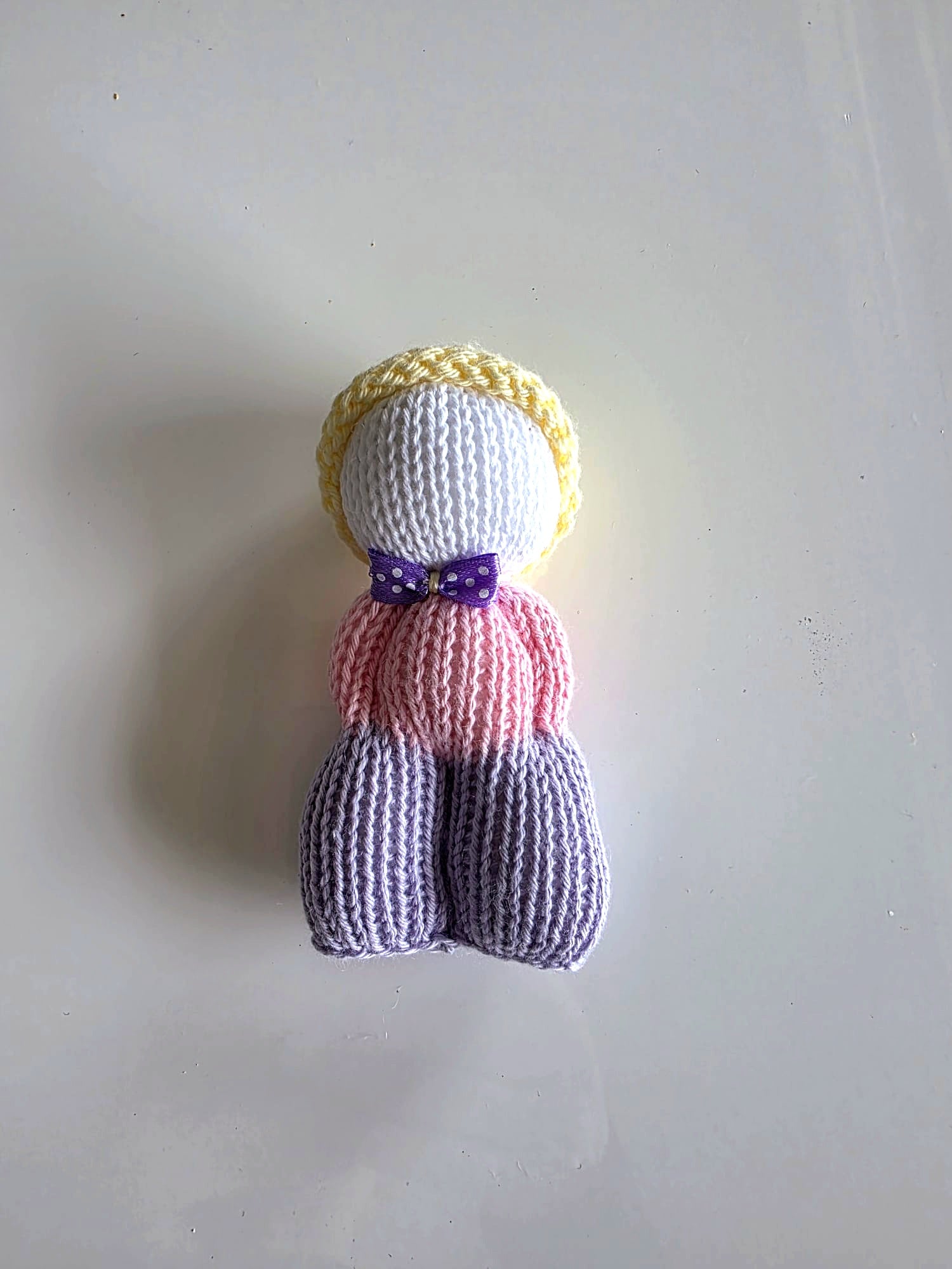 Lot de 4 doudous peluches tricotées + coussin patchwork