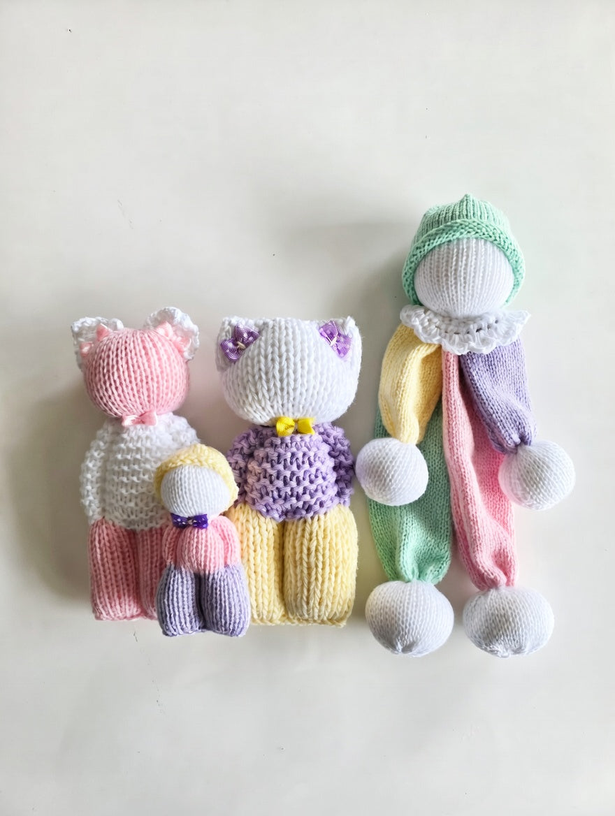 Lot de 4 doudous peluches tricotées + coussin patchwork